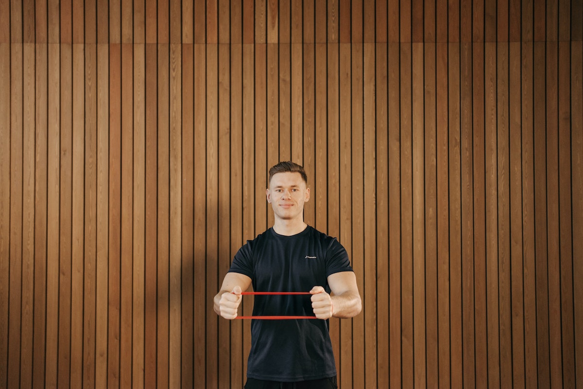 6 great resistance band workouts for toning triceps - The Manual