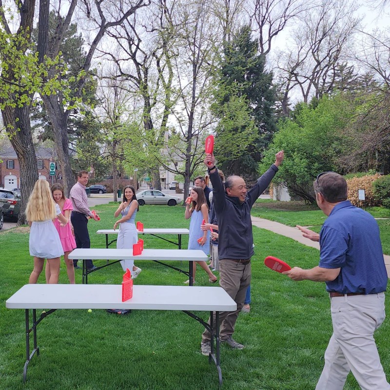 Diferentes grupos de personas jugando al pepper pong afuera.