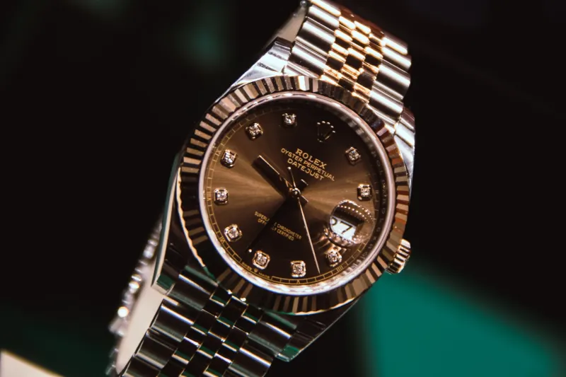 Un reloj Rolex marrón.