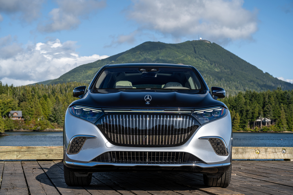 The front of the Mercedes-Maybach EQS 680 SUV