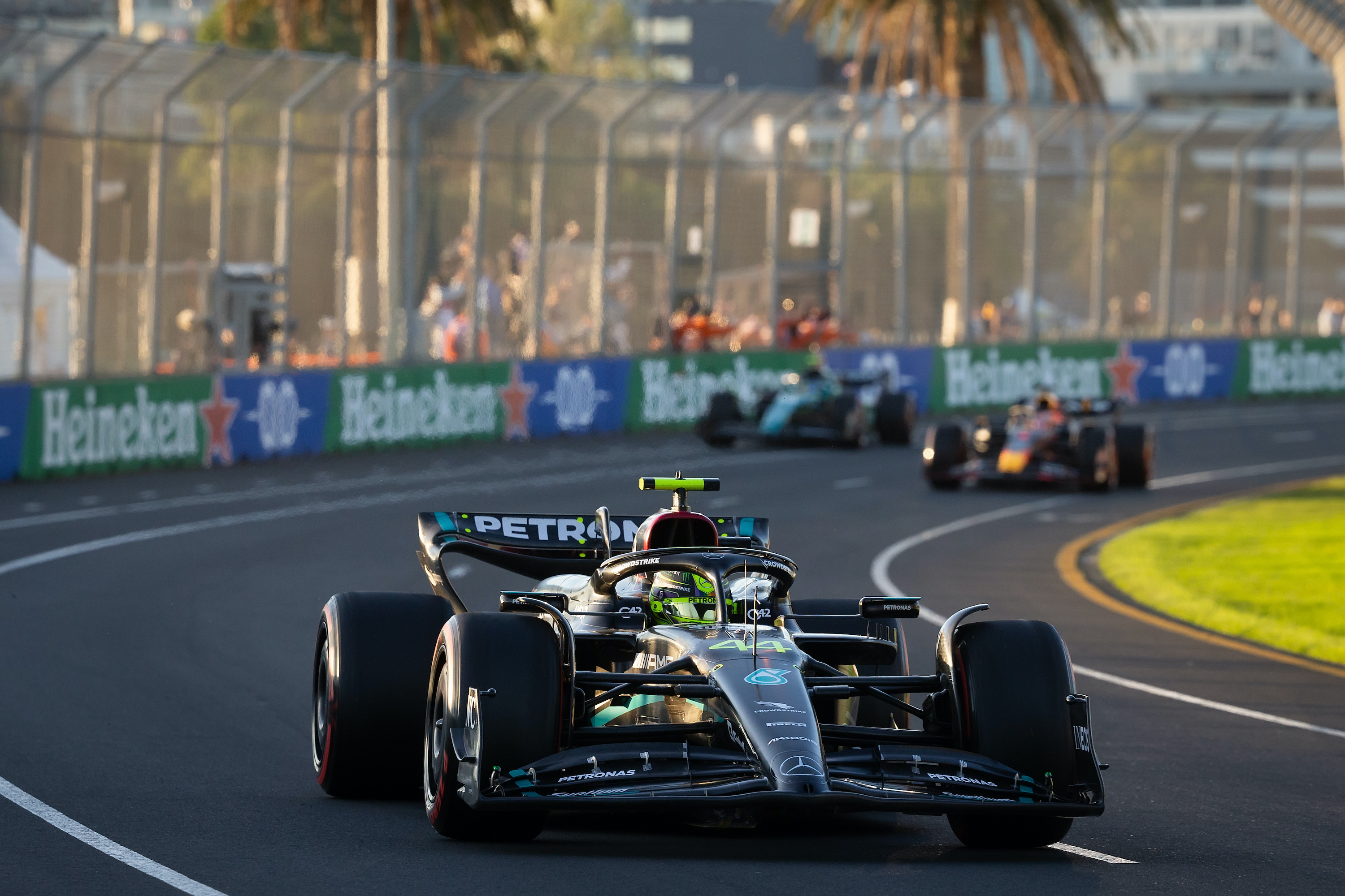 Lewis Hamilton (44) conduciendo para Mercedes-AMG PETRONAS F1 Team durante la carrera del Gran Premio de Australia de Fórmula Uno el 02 de abril de 2023, en el circuito del Gran Premio de Melbourne en Albert Park, Australia.