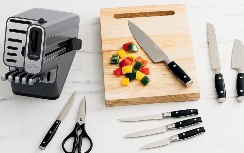 An array of pieces from the Ninja 14-piece Knife Block Set.