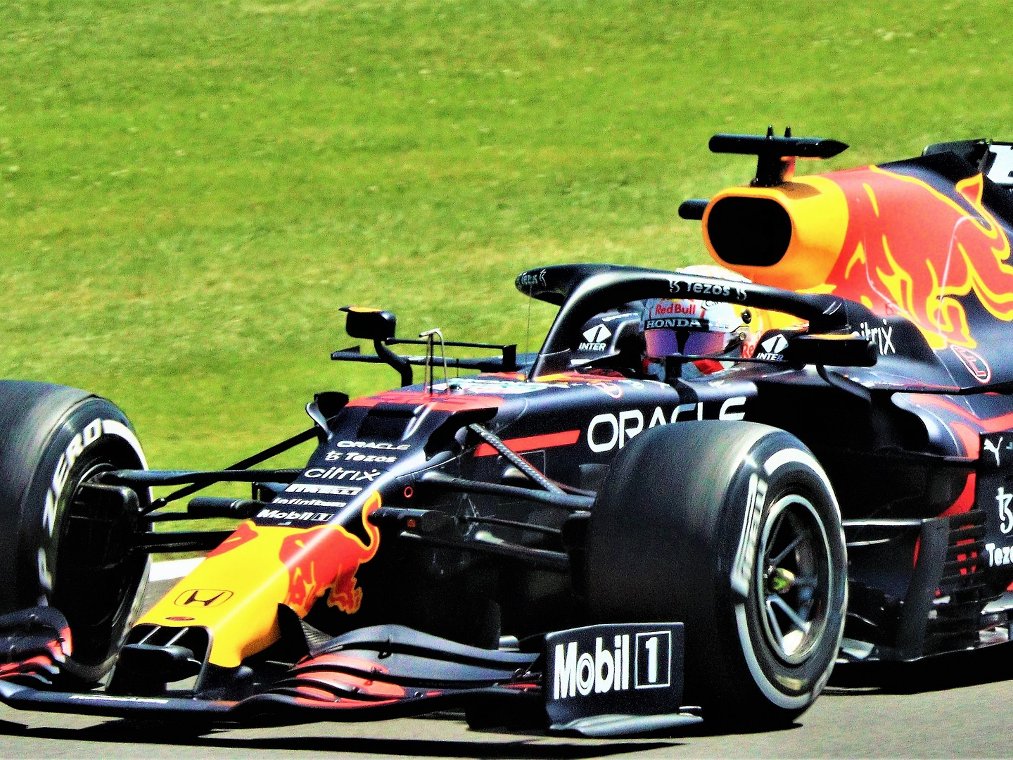 Neumáticos de carreras Pirelli F1 en el auto de carreras Red Bull Racing Formula 1.