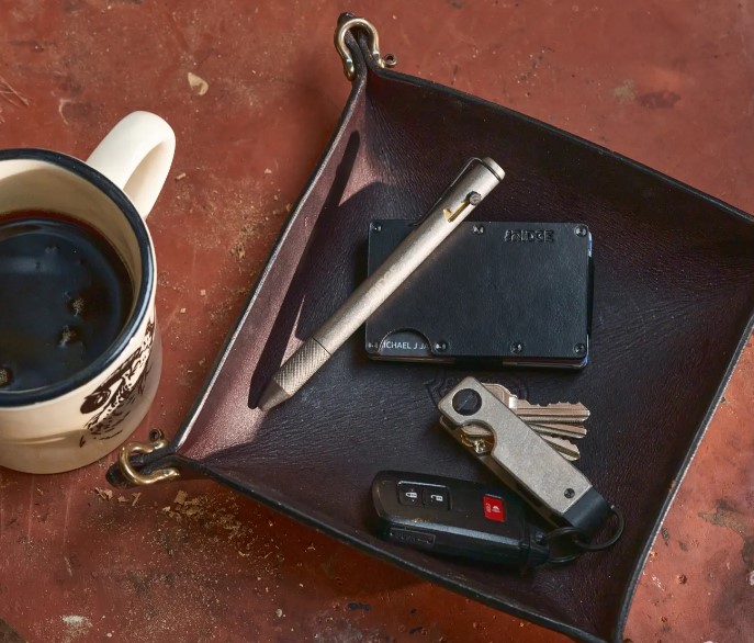 Ridge Wallet in leather valet