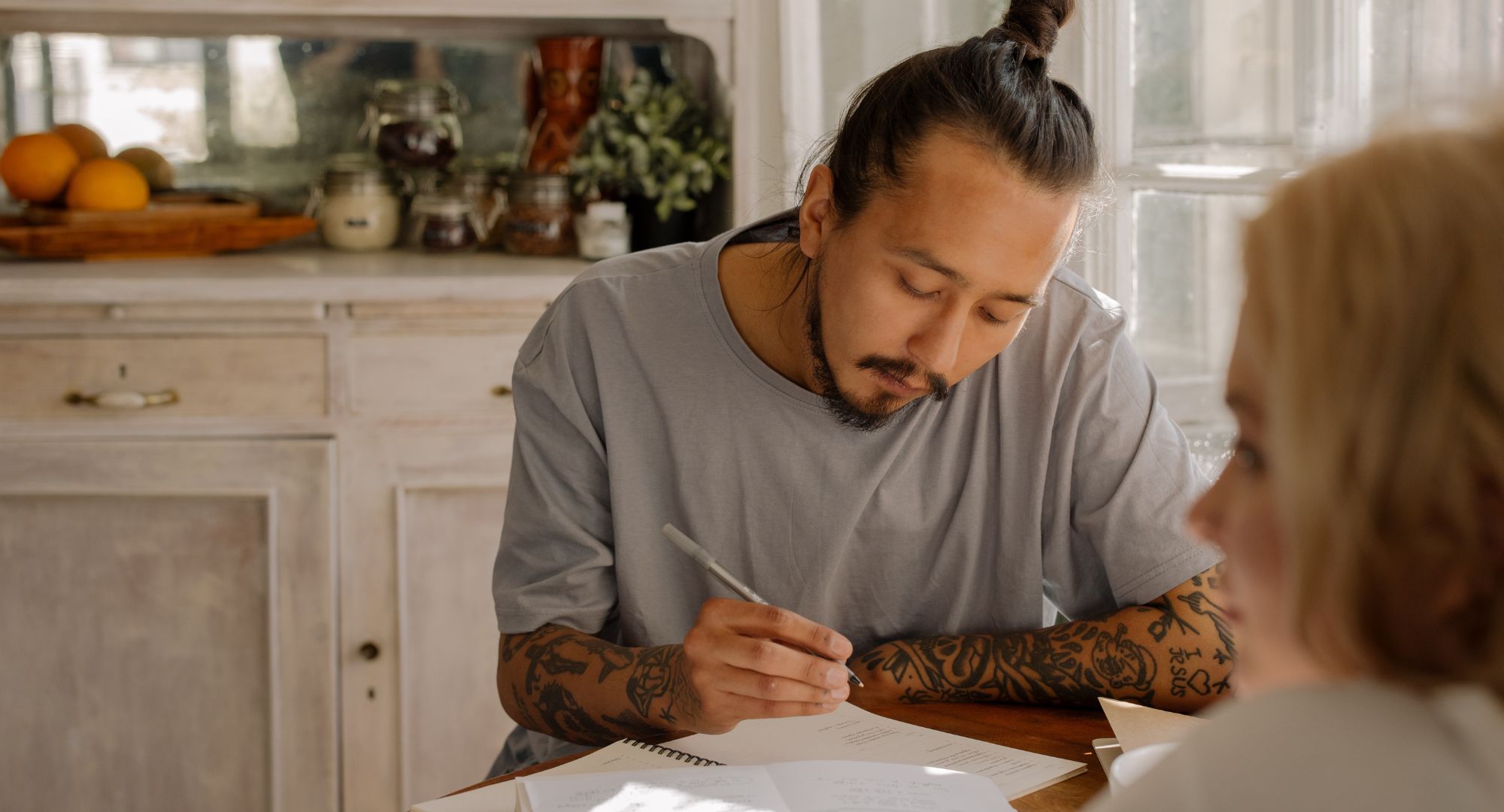 Chico en moño de hombre estudiando 