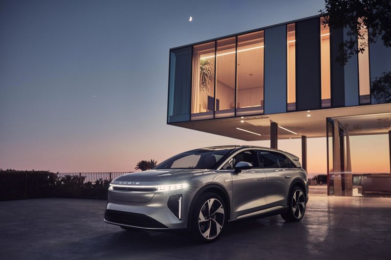 Lucid Gravity EV parked outside a building