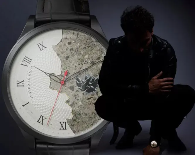 Hombre arrodillado con reloj Wind of Change