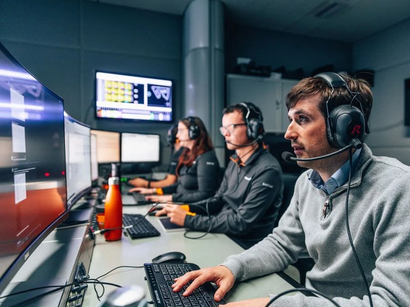Los ingenieros de rendimiento del simulador de McLaren monitorean los datos durante una carrera en el simulador de F1.
