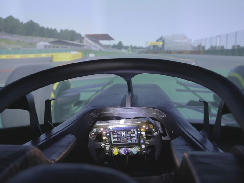 Mercedes AMG Petronas F1 Team DriverinLoop simulador de carreras vista del asiento del conductor
