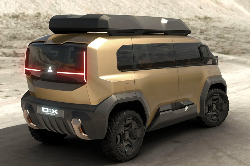 Vista trasera derecha de tres cuartos de la furgoneta de estilo de vida Mitsubishi DX Concept con una imagen clara de un portaequipajes en el techo.