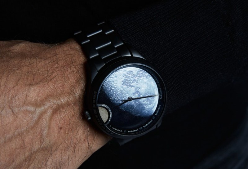 Reloj Yanko Design Moon Dust en la muñeca del hombre