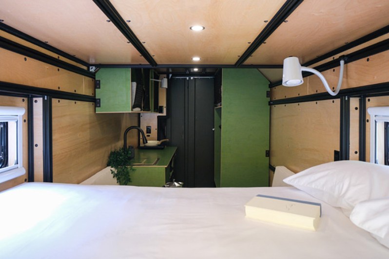Intérieur du camping-car électrique Grounded G2, vu depuis le lit arrière.