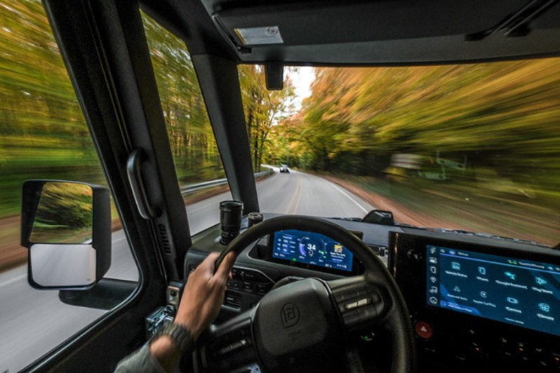Vue depuis le cockpit du camping-car RV entièrement électrique Grounded G2.