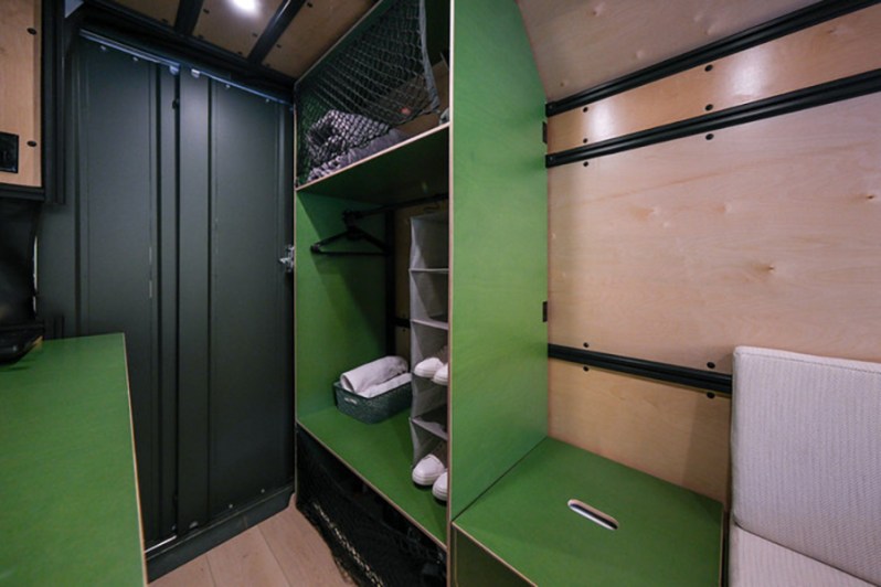 Intérieur et placard de rangement du camping-car tout électrique Grounded RVs G2.