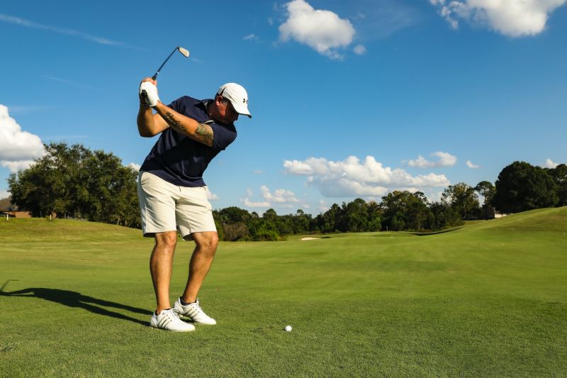 Someone about to take a swing at a golf ball.