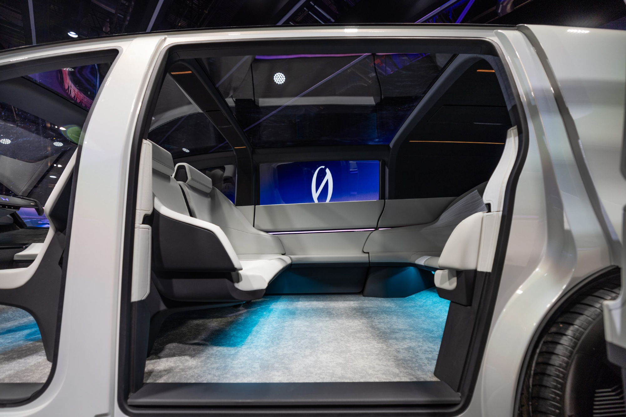 Honda 0 Space-Hub concept EV from left side looking into cabin area behind the drivers front compartment.