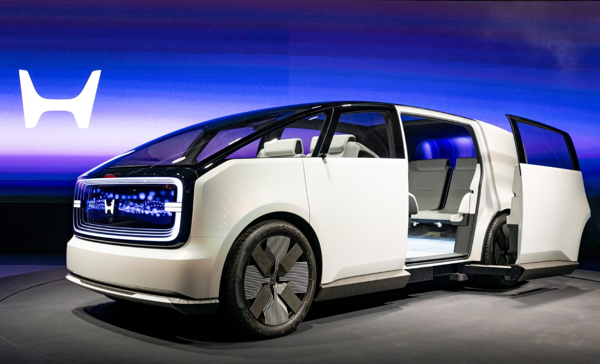 Honda 0 Space-Hub concept EV left front three-quarter view with cabin row door extended from the side of the vehicle.