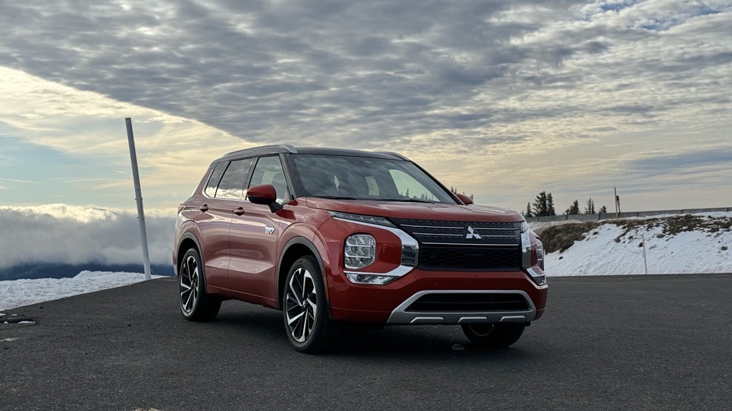 Mitsubishi Outlander in snowy conditions