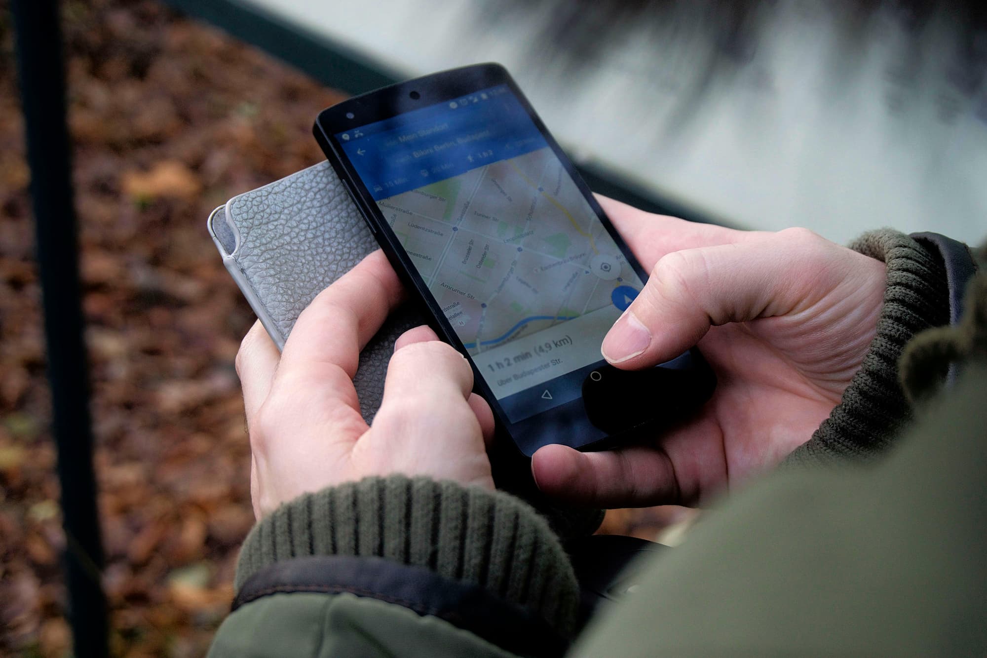 Persona que usa la aplicación Google Maps en un teléfono inteligente Android