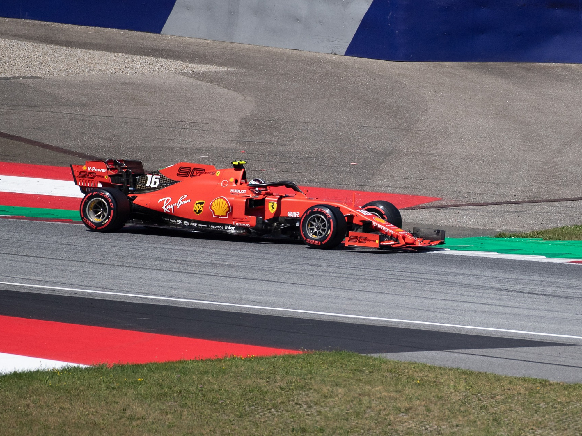 Charles Leclerc conduciendo un Ferrari de F1.