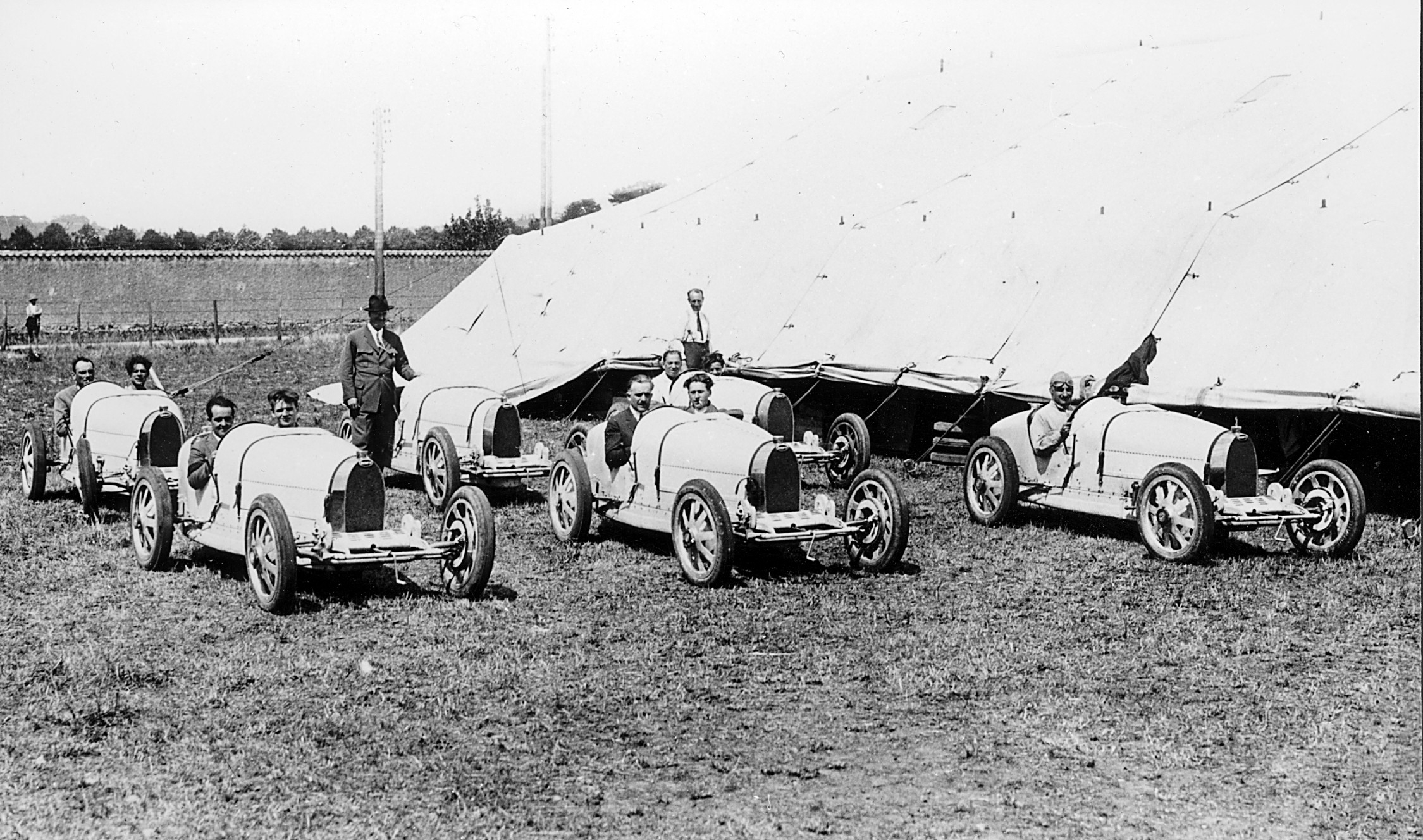 Five Type 35s entered into the 1924 Grand Prix. Ettore Bugatti stands next to a sixth – the original prototype – that was ke
