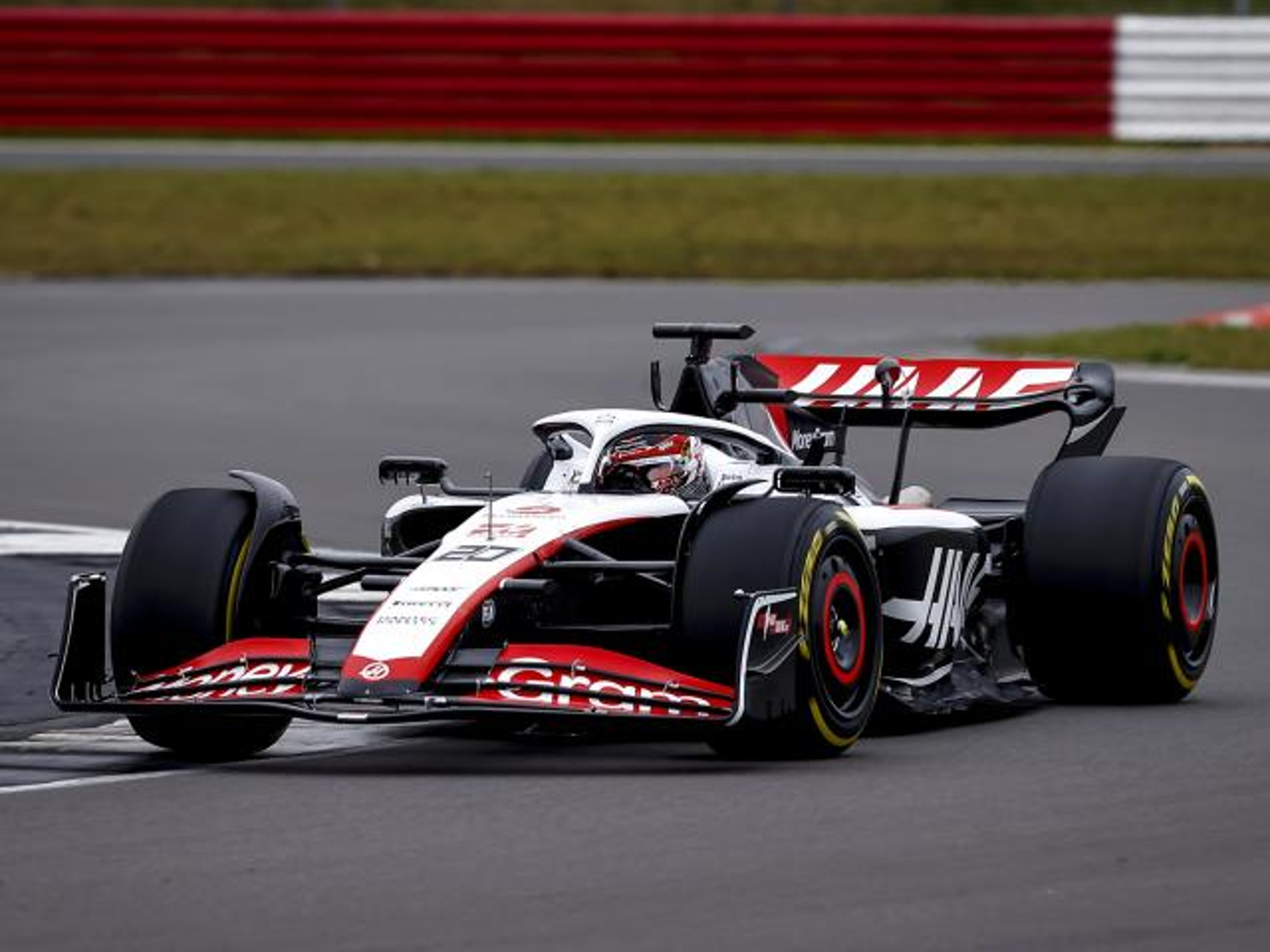 Coche de carreras de Fórmula 1 del equipo Haas F1 en la pista.