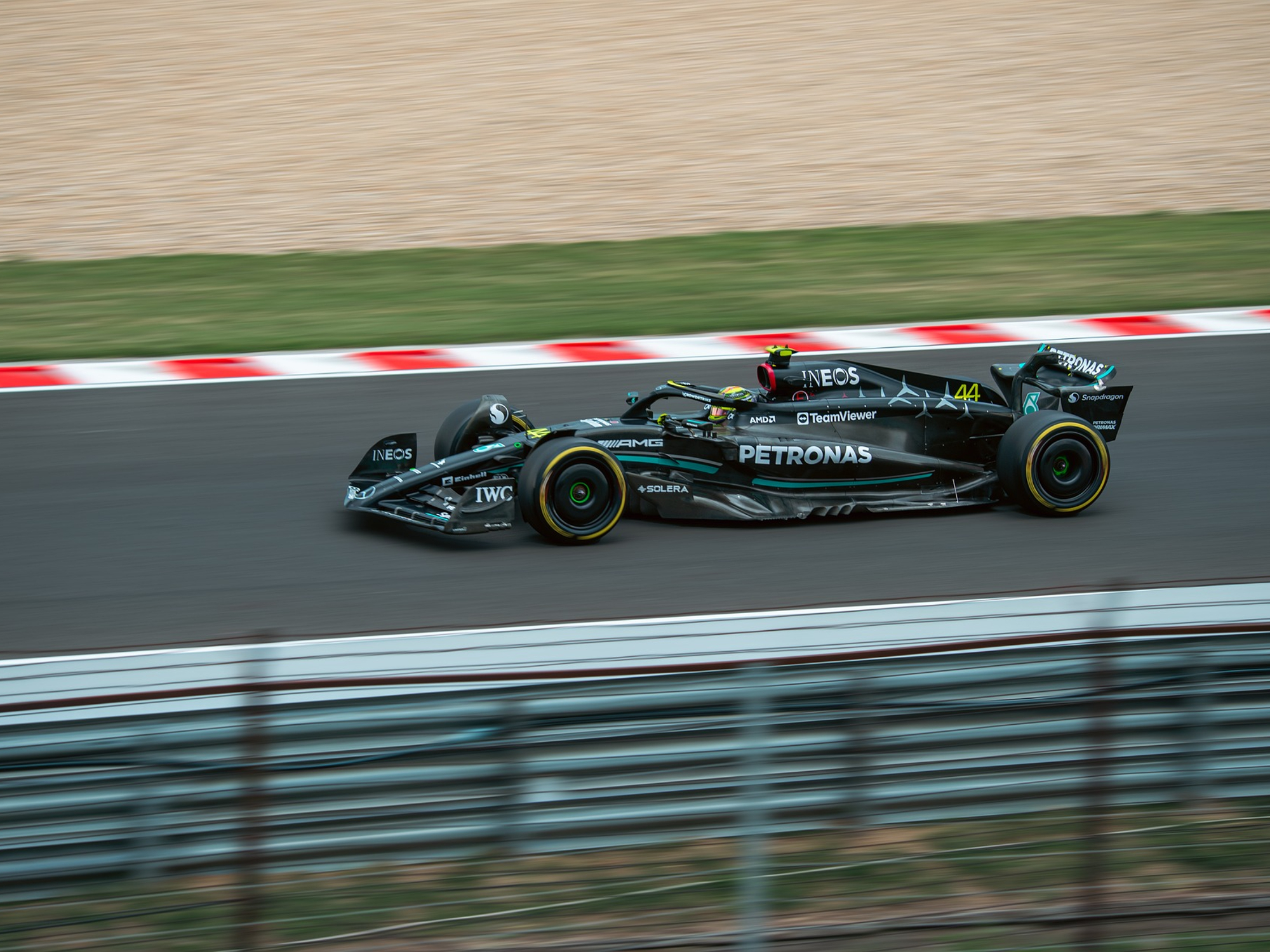 Lewis Hamilton conduciendo un Mercedes AMG Petronas F1 de carreras.