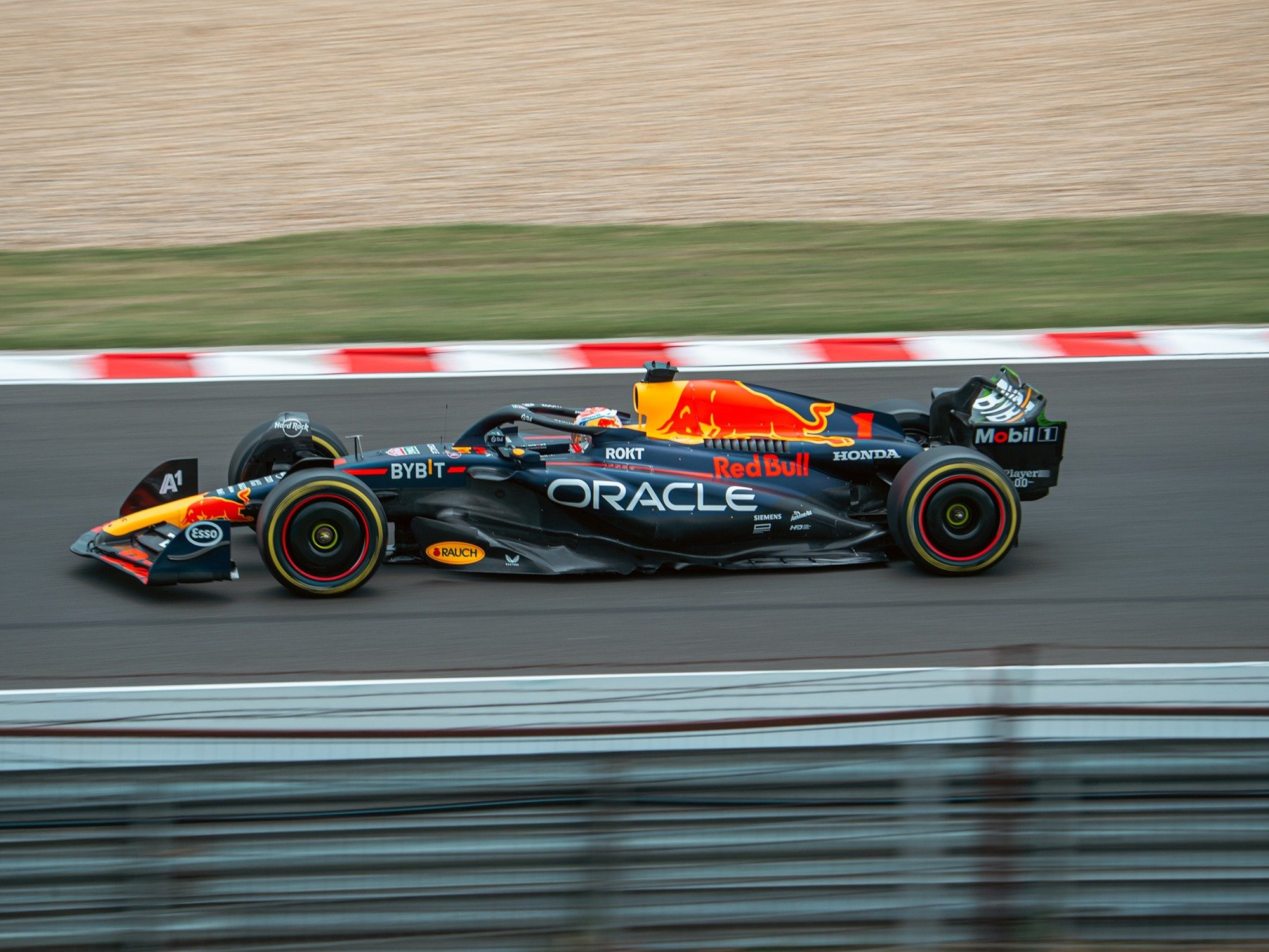 Max Verstappen conduciendo un coche de carreras Red Bull F1.