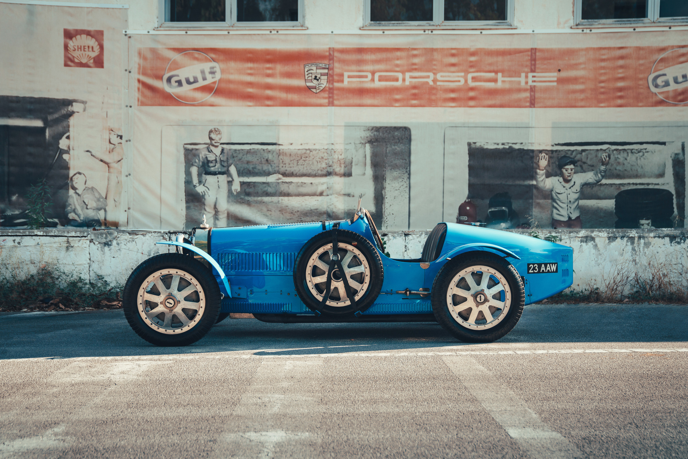 Profile shot of the left side of a BUGATTI Type 35,