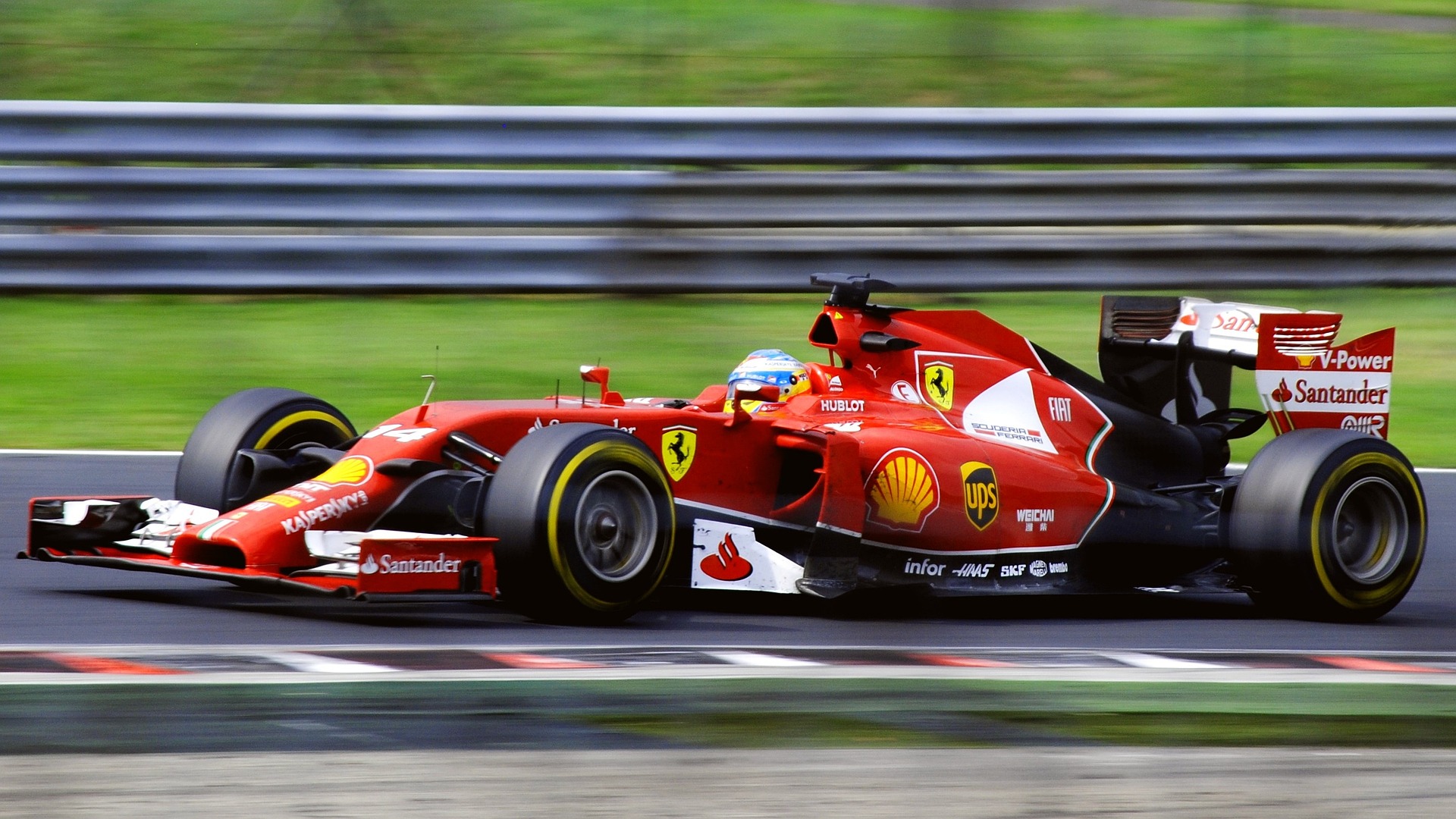 Coche de carreras de Fórmula 1 de la Scuderia Ferrari en la pista.
