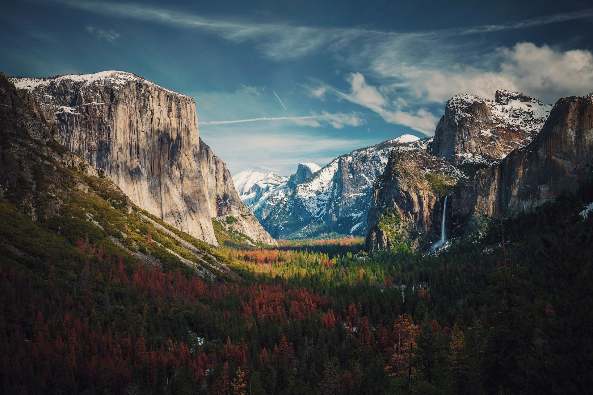 A picture of the Yosemite Valley during Spring Time