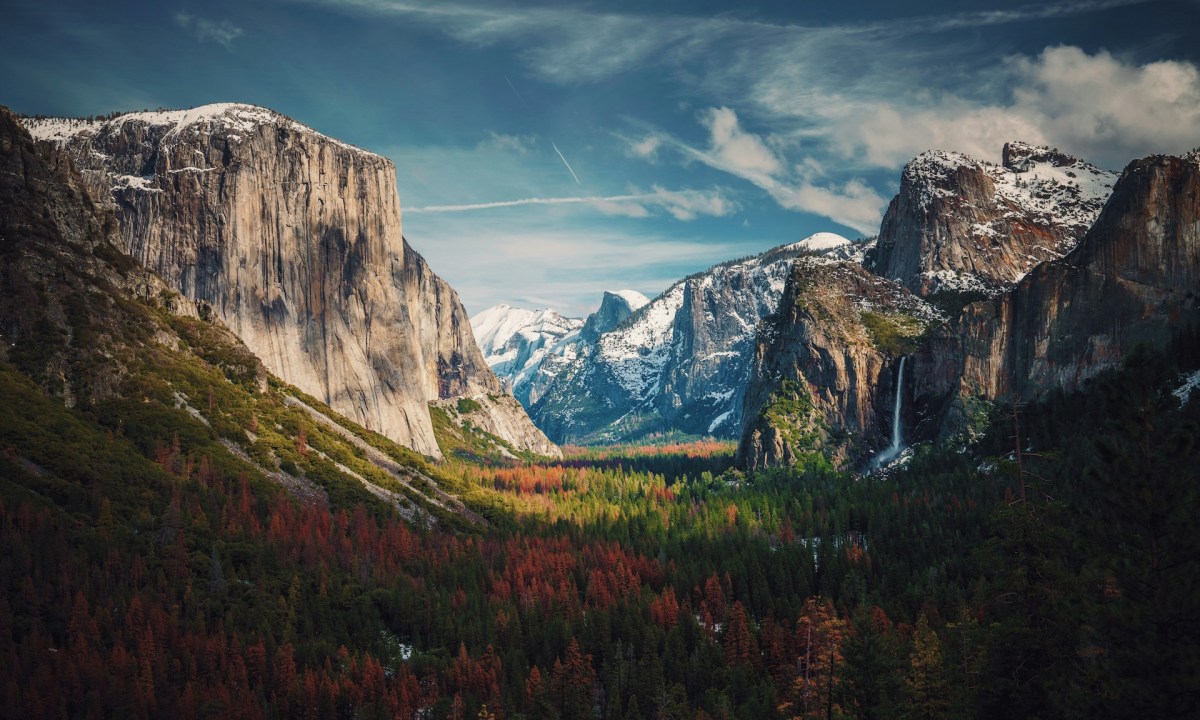A picture of the Yosemite Valley during springtime