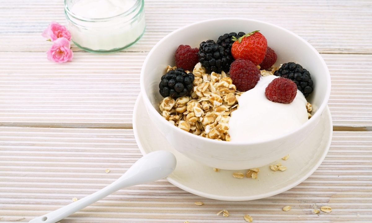 greek yogurt with berries and granola