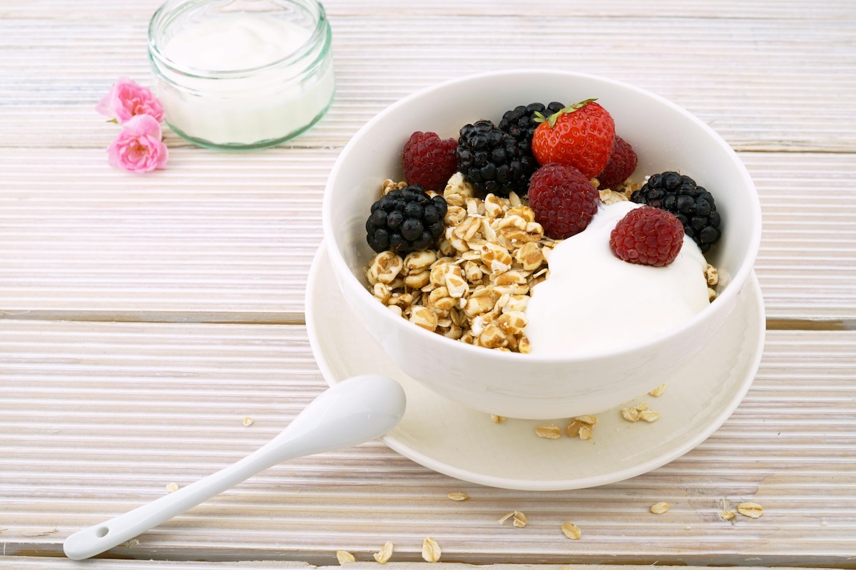 greek yogurt with berries and granola