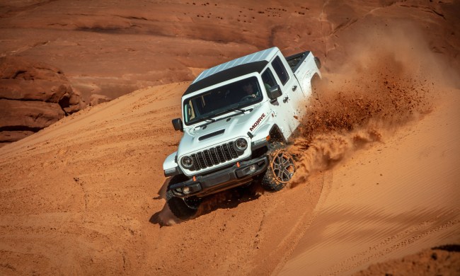 jeep gladiator 4xe phev coming in 2025 white 2024 mojave taversing red sand slope with blowing of wheels