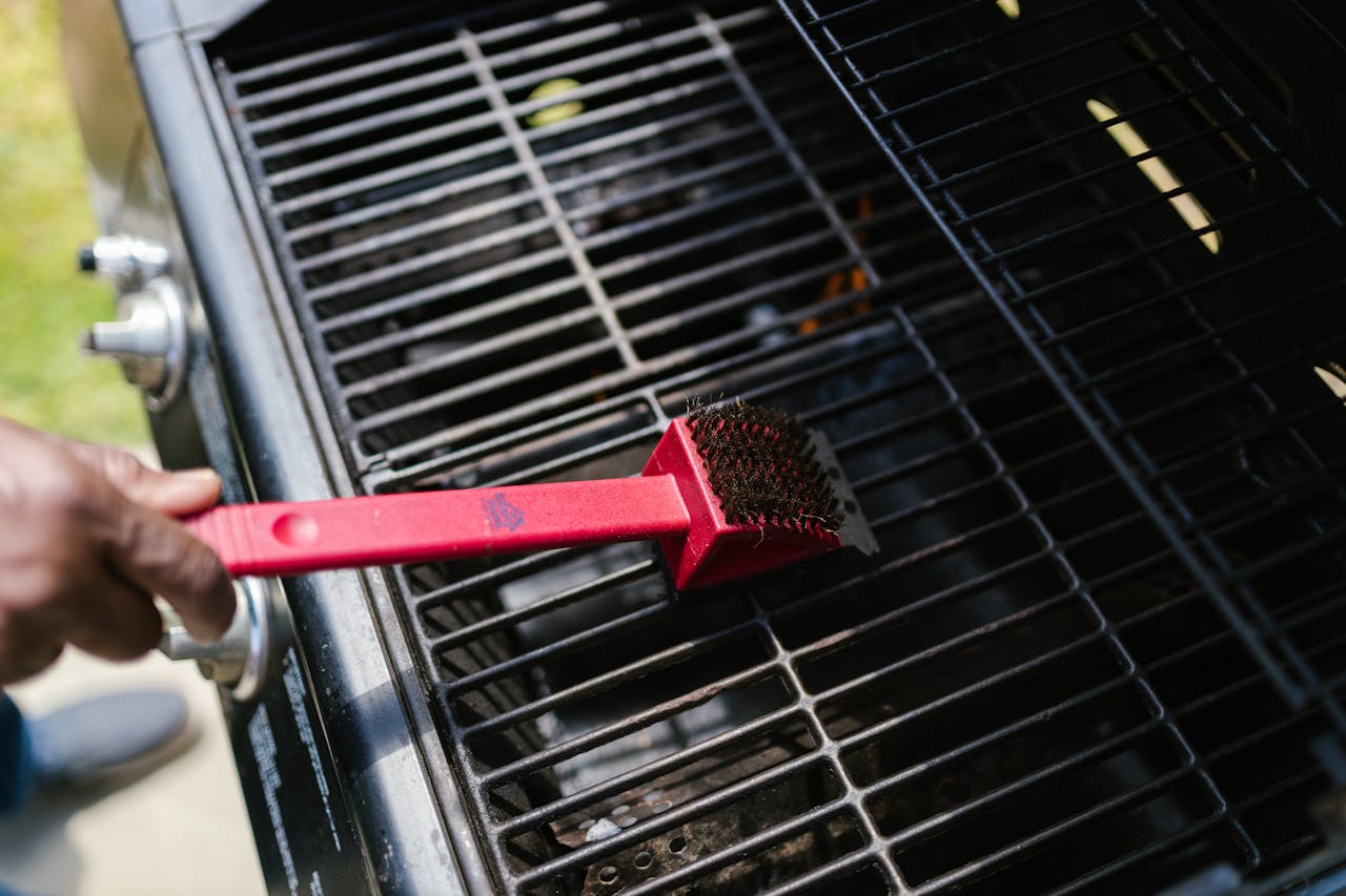 Brush cleaning grill grates