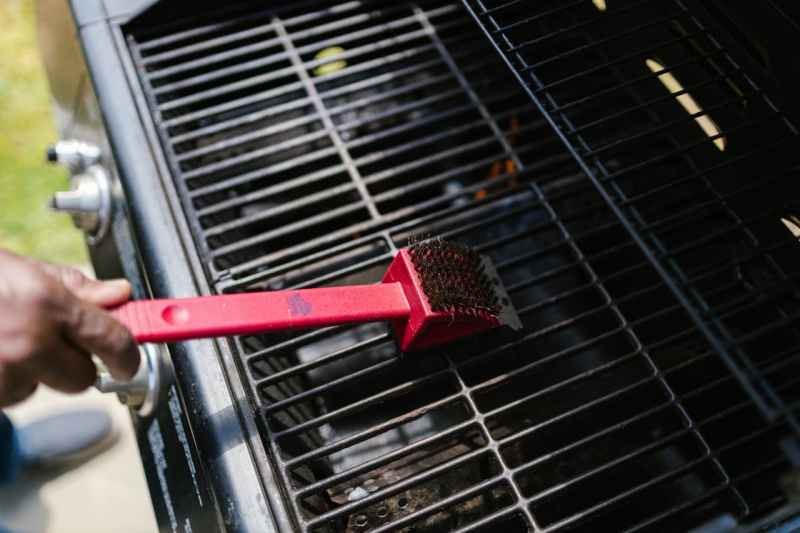 Brush cleaning grill grates