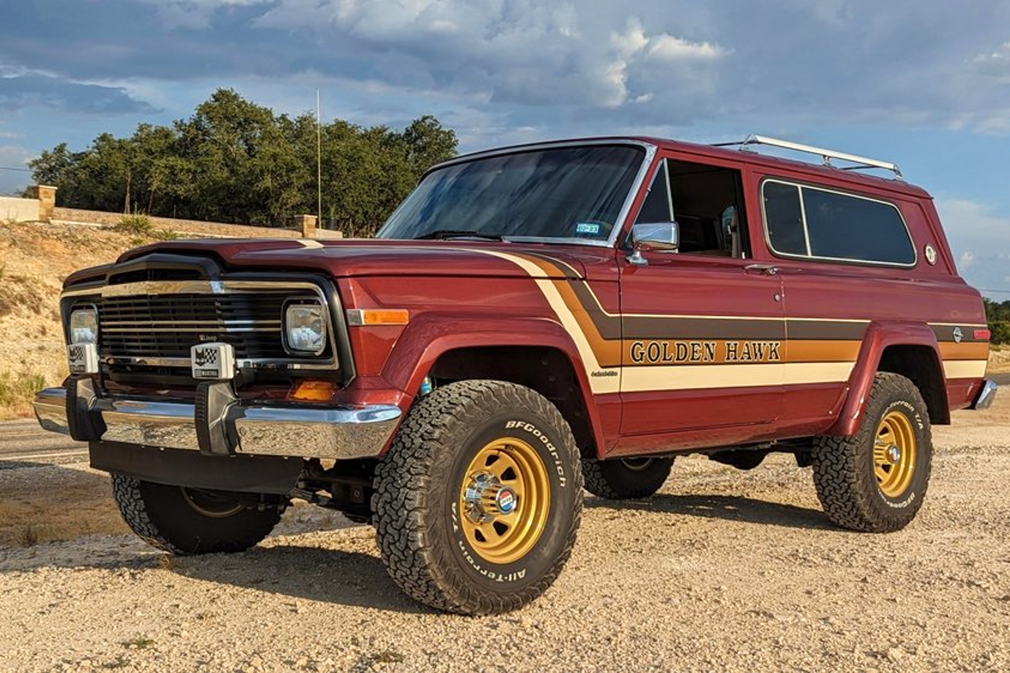 Vigilante 4x4 1980 Jeep Cherokee Golden Hawk restomod.