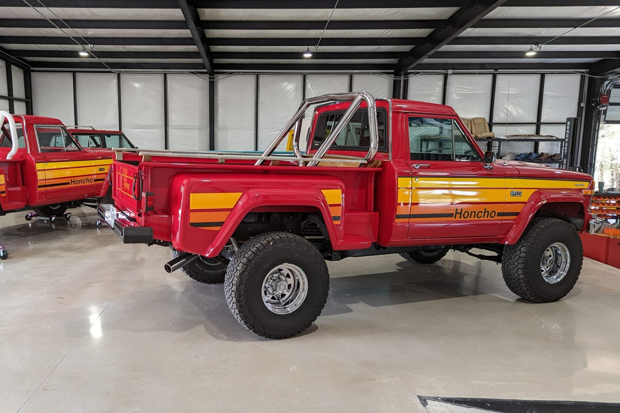 Vigilante 4x4 1981 Jeep J10 Honcho restomod.