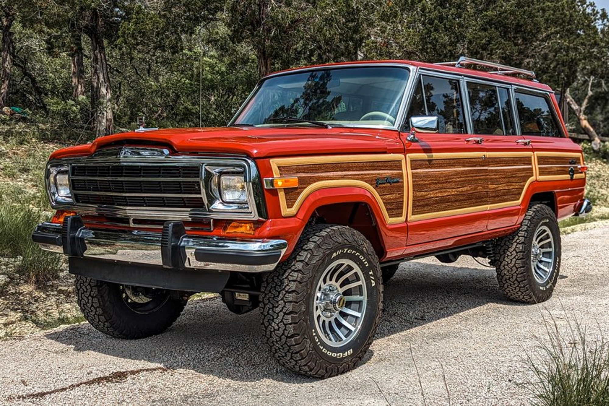 Vigilante 4x4 1988 Jeep Grand Wagoneer restomod.