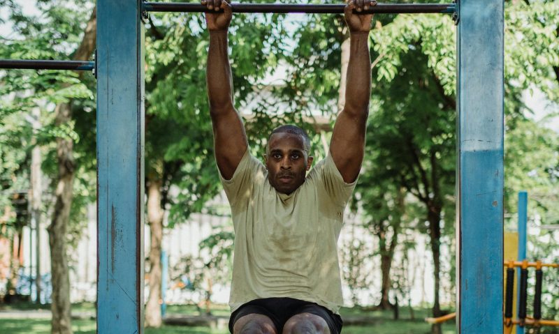 Hanging leg raises. yellow shirt outside