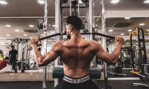 fit man lat pulldown shirtless