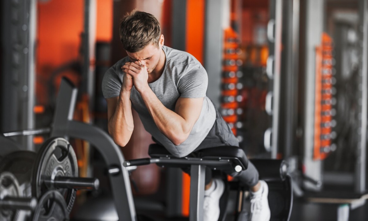 Man doing hyperextensions