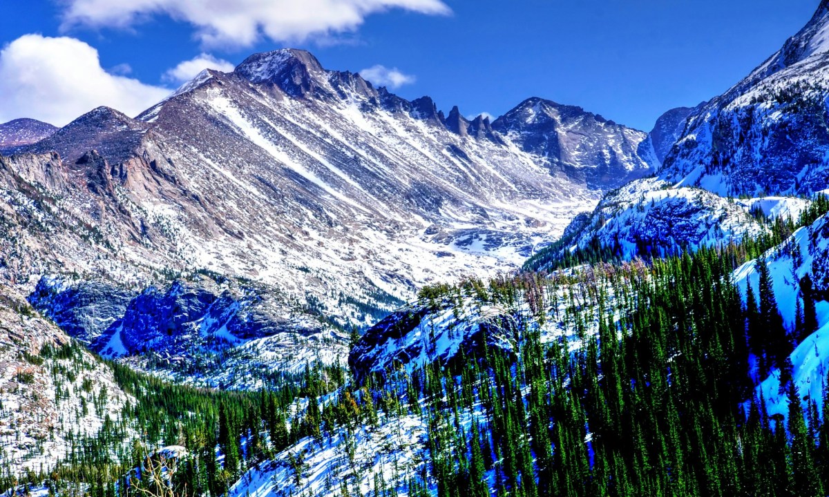 A view of the continental divide mountains in Rocky Mointains National Park on a Sunny day