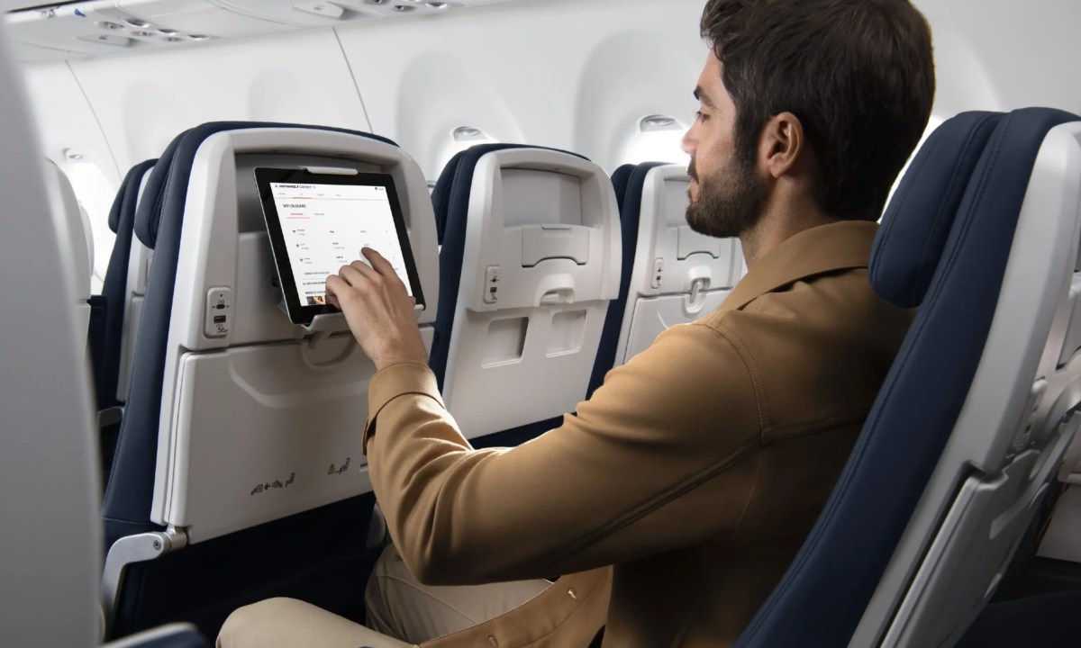 Passenger using Air France Starlink internet