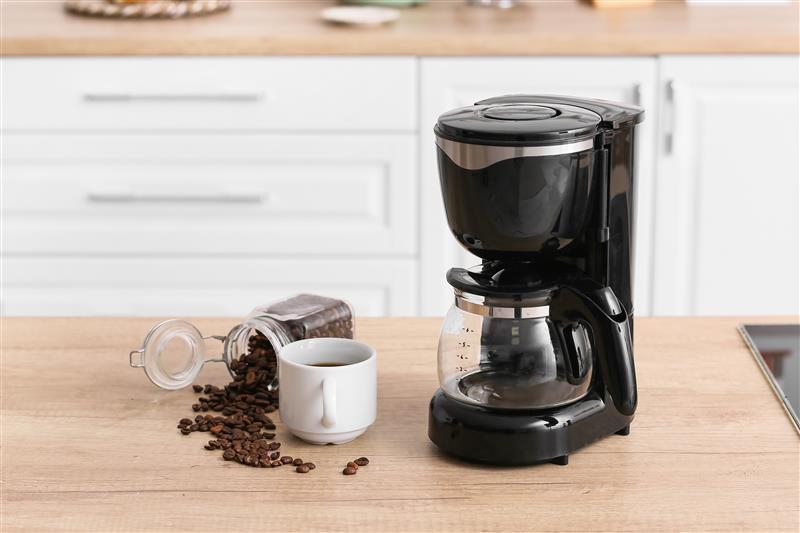 Drip coffee maker with coffee beans