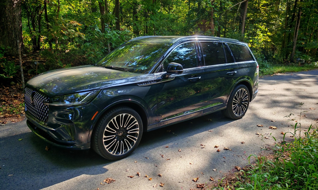 Side view of a 2025 Lincoln Aviator