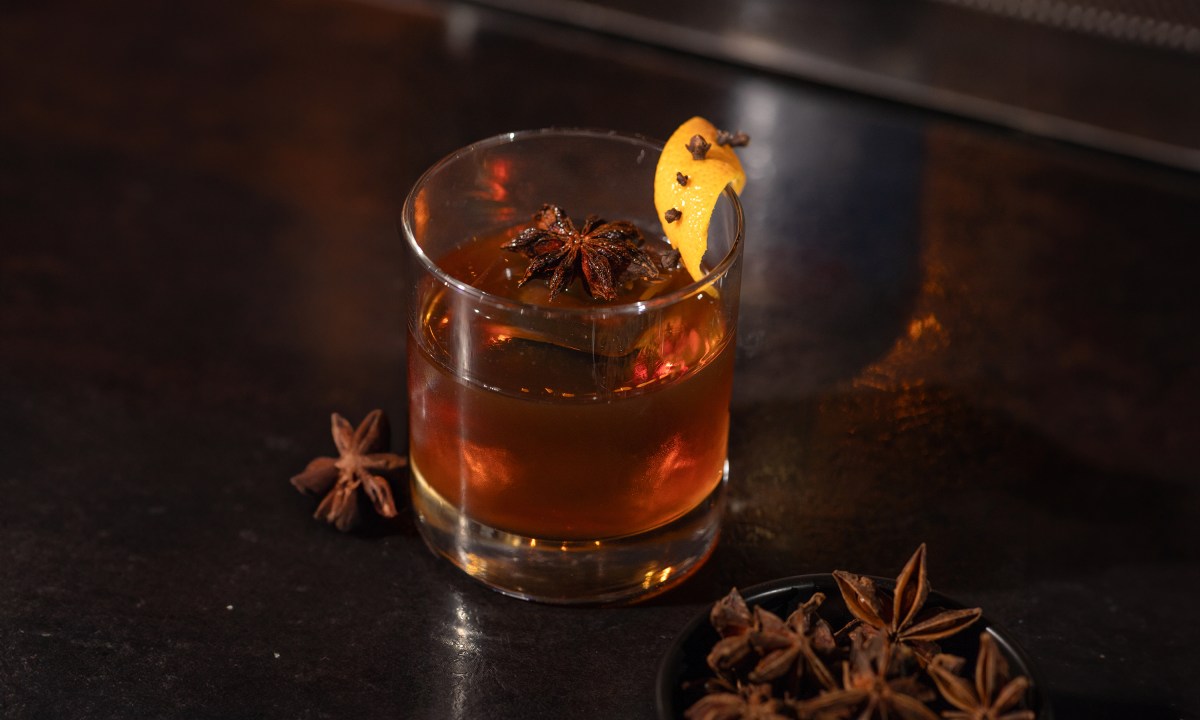 easy whiskey cocktails thanksgiving mapleoldfashioned 1