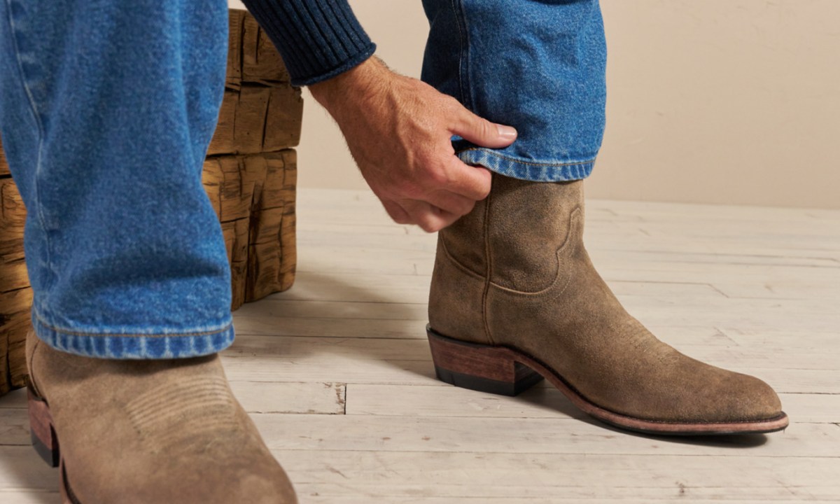 model with tecovas boots
