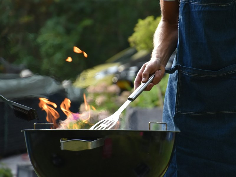 Use a hidden grill cleaning solution like OxiClean to clean your grill after cooking.